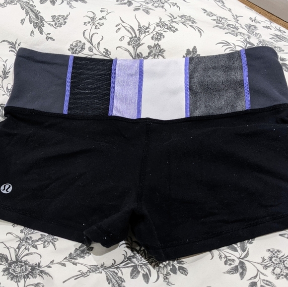 Lululemon Bike Shorts (Size 6) - Picture 4 of 4